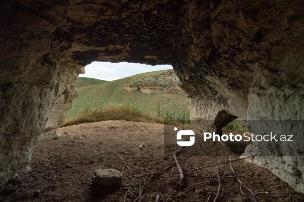 Qobustan rayonunun Sündü kəndində yerləşən qədim mağaralar