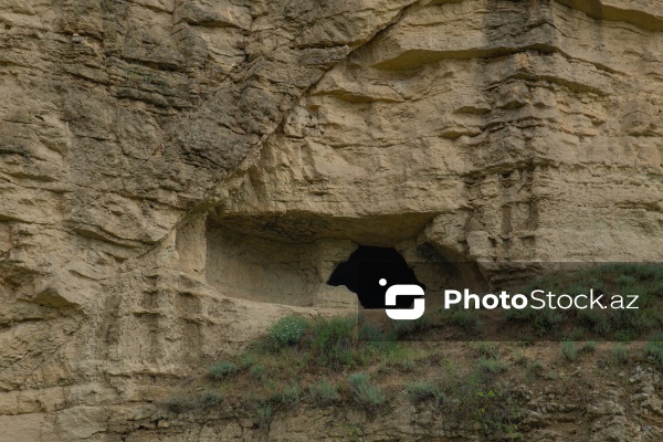 Qobustan rayonunun Sündü kəndində yerləşən qədim mağaralar