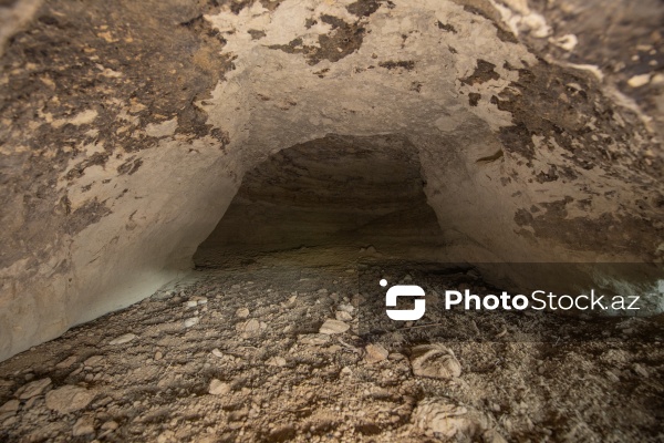 Qobustan rayonunun Sündü kəndində yerləşən qədim mağaralar