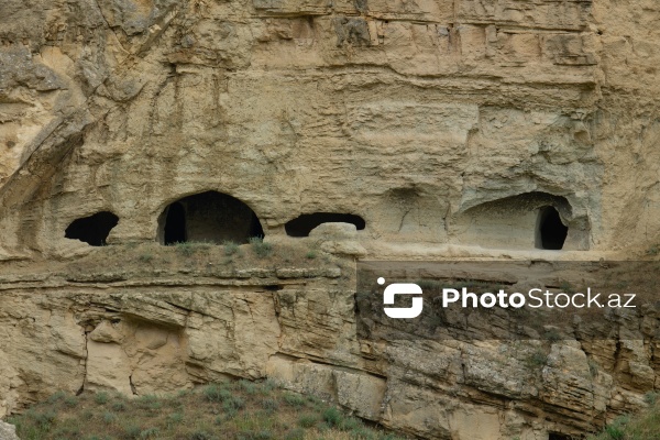 Qobustan rayonunun Sündü kəndində yerləşən qədim mağaralar