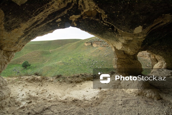 Qobustan rayonunun Sündü kəndində yerləşən qədim mağaralar