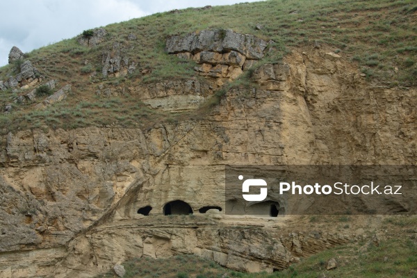Qobustan rayonunun Sündü kəndində yerləşən qədim mağaralar