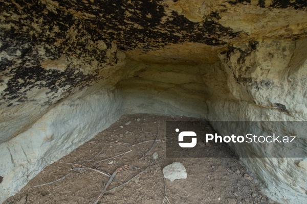 Qobustan rayonunun Sündü kəndində yerləşən qədim mağaralar