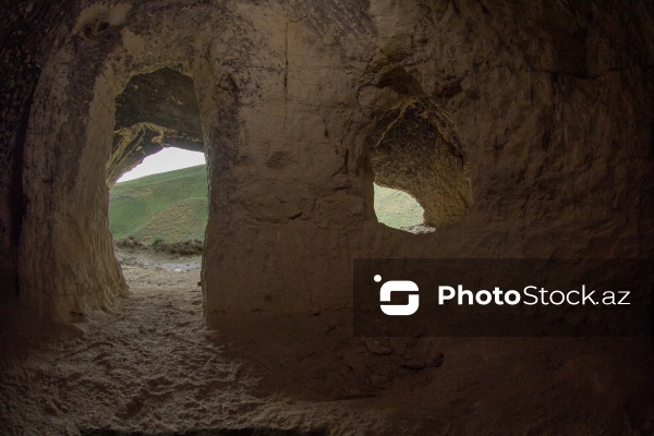 Qobustan rayonunun Sündü kəndində yerləşən qədim mağaralar