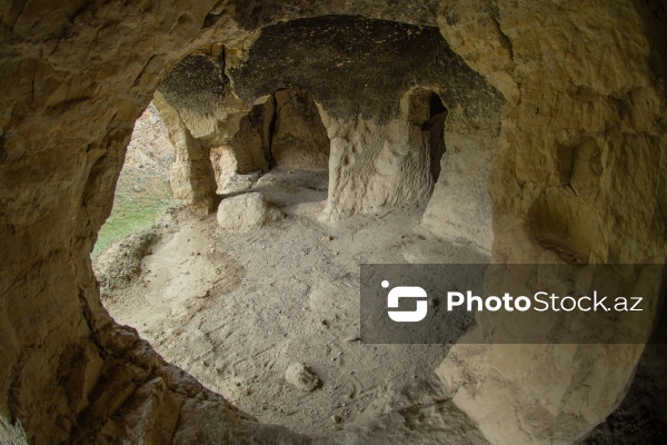 Qobustan rayonunun Sündü kəndində yerləşən qədim mağaralar