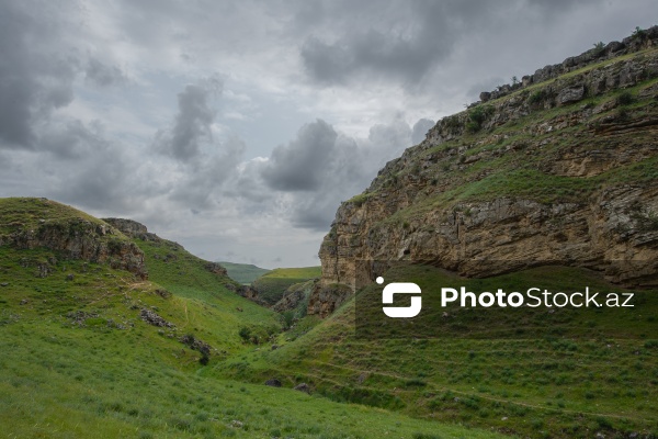 Qobustan rayonunun Sündü kəndində yerləşən qədim mağaralar