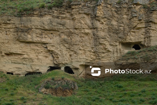 Qobustan rayonunun Sündü kəndində yerləşən qədim mağaralar