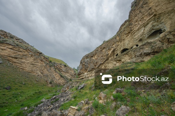 Qobustan rayonunun Sündü kəndində yerləşən qədim mağaralar