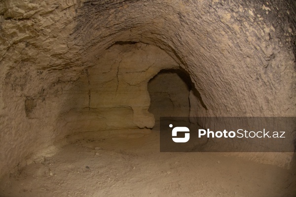 Qobustan rayonunun Sündü kəndində yerləşən qədim mağaralar