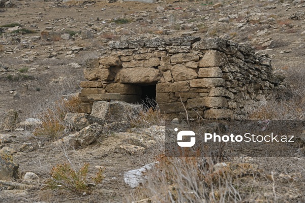 Suraxanı rayonunun Zığ qəsəbəsində yerləşən qədim qəbiristanlıq