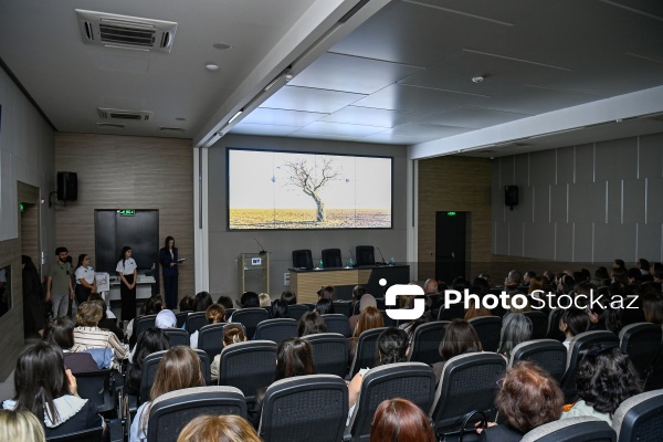 “Tam orta təhsil səviyyəsində xarici dil fənləri üzrə qiymətləndirmə: yeni yanaşmalar və perspektivlər” mövzusunda keçirilən tədbir