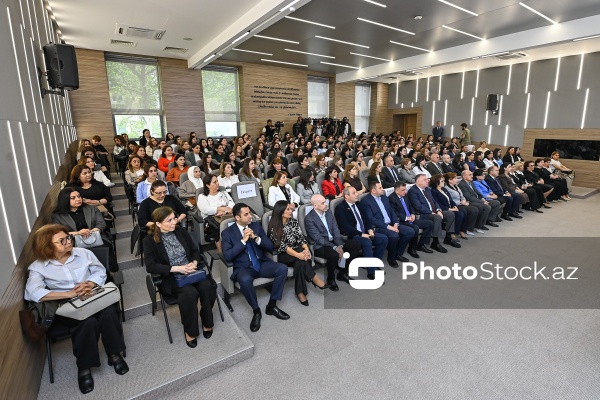 “Tam orta təhsil səviyyəsində xarici dil fənləri üzrə qiymətləndirmə: yeni yanaşmalar və perspektivlər” mövzusunda keçirilən tədbir
