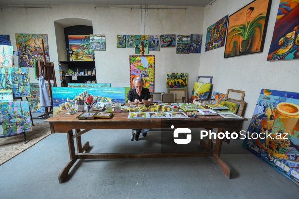 Taxta üzərində müxtəlif rəsmlər canlandıran 65 yaşlı İqbal Həsənəlizadə