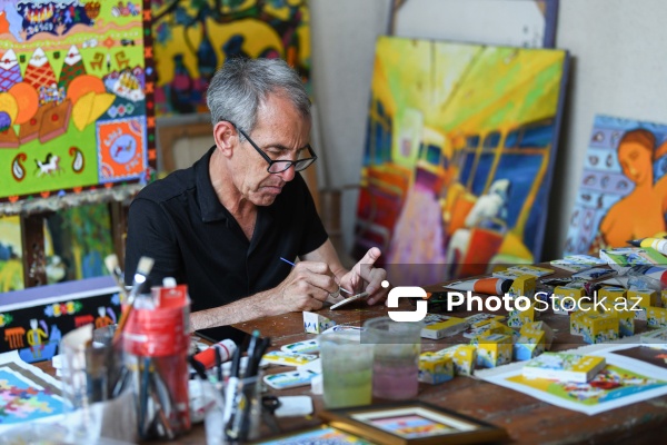 Taxta üzərində müxtəlif rəsmlər canlandıran 65 yaşlı İqbal Həsənəlizadə