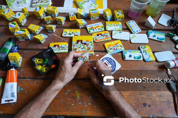 Taxta üzərində müxtəlif rəsmlər canlandıran 65 yaşlı İqbal Həsənəlizadə