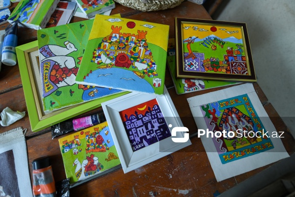 Taxta üzərində müxtəlif rəsmlər canlandıran 65 yaşlı İqbal Həsənəlizadə