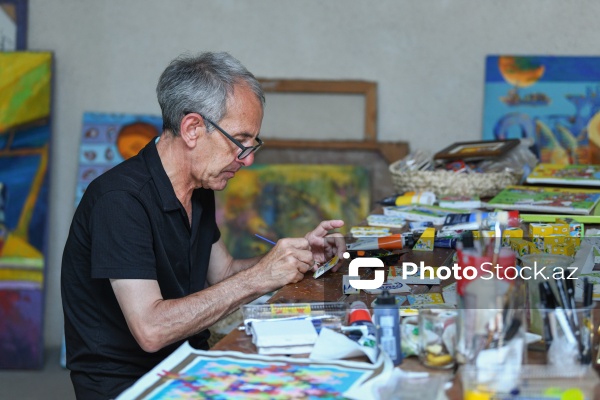 Taxta üzərində müxtəlif rəsmlər canlandıran 65 yaşlı İqbal Həsənəlizadə