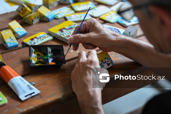 Taxta üzərində müxtəlif rəsmlər canlandıran 65 yaşlı İqbal Həsənəlizadə