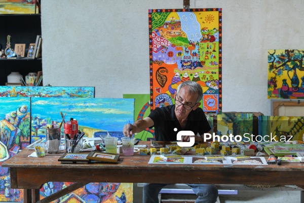 Taxta üzərində müxtəlif rəsmlər canlandıran 65 yaşlı İqbal Həsənəlizadə