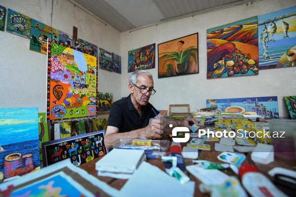 Taxta üzərində müxtəlif rəsmlər canlandıran 65 yaşlı İqbal Həsənəlizadə