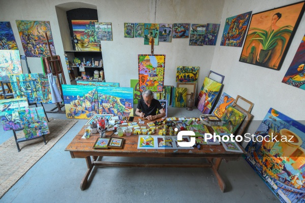 Taxta üzərində müxtəlif rəsmlər canlandıran 65 yaşlı İqbal Həsənəlizadə