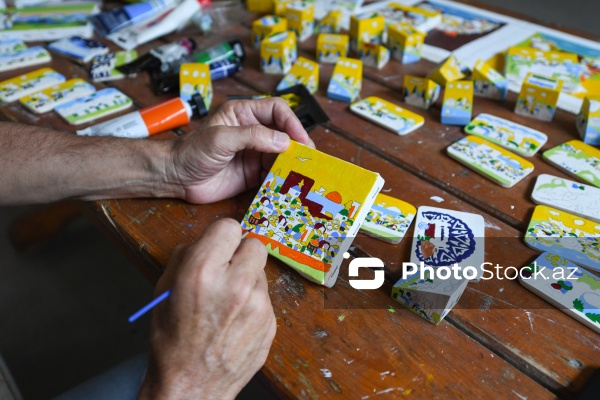 Taxta üzərində müxtəlif rəsmlər canlandıran 65 yaşlı İqbal Həsənəlizadə