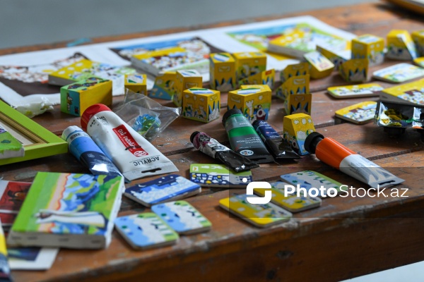 Taxta üzərində müxtəlif rəsmlər canlandıran 65 yaşlı İqbal Həsənəlizadə