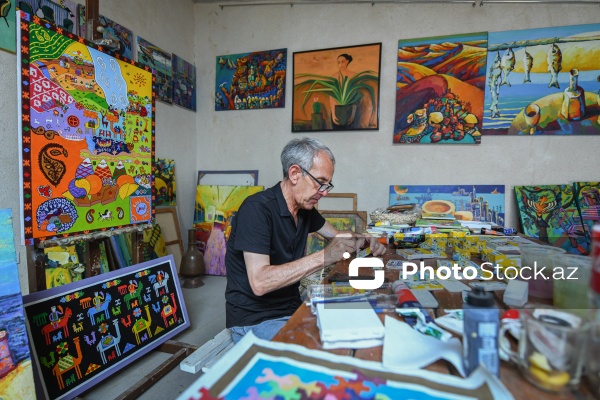 Taxta üzərində müxtəlif rəsmlər canlandıran 65 yaşlı İqbal Həsənəlizadə