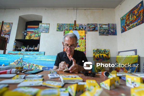 Taxta üzərində müxtəlif rəsmlər canlandıran 65 yaşlı İqbal Həsənəlizadə