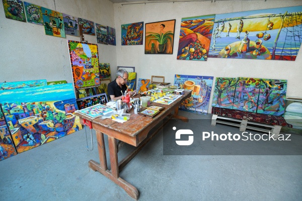 Taxta üzərində müxtəlif rəsmlər canlandıran 65 yaşlı İqbal Həsənəlizadə