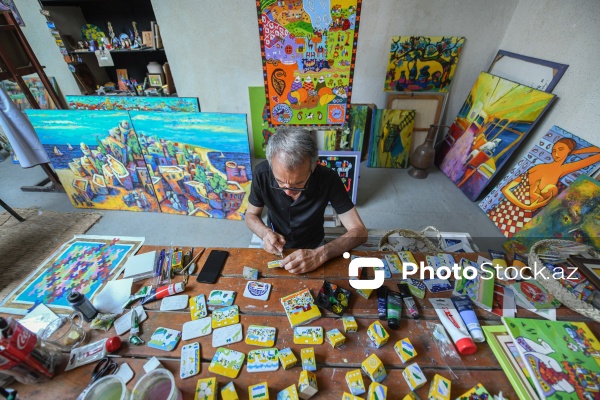 Taxta üzərində müxtəlif rəsmlər canlandıran 65 yaşlı İqbal Həsənəlizadə