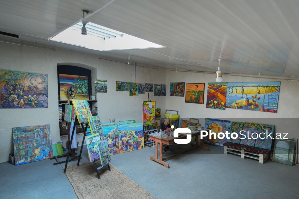 Taxta üzərində müxtəlif rəsmlər canlandıran 65 yaşlı İqbal Həsənəlizadə