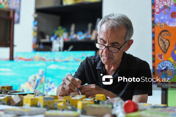 Taxta üzərində müxtəlif rəsmlər canlandıran 65 yaşlı İqbal Həsənəlizadə
