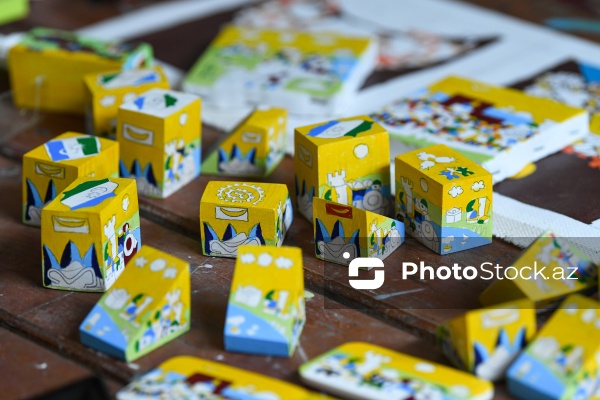 Taxta üzərində müxtəlif rəsmlər canlandıran 65 yaşlı İqbal Həsənəlizadə