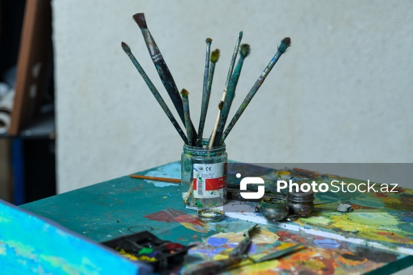 Taxta üzərində müxtəlif rəsmlər canlandıran 65 yaşlı İqbal Həsənəlizadə