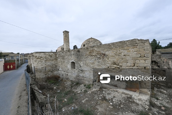Buzovna qəsəbəsində yerləşən tarixi Təhməzovlar hamamı