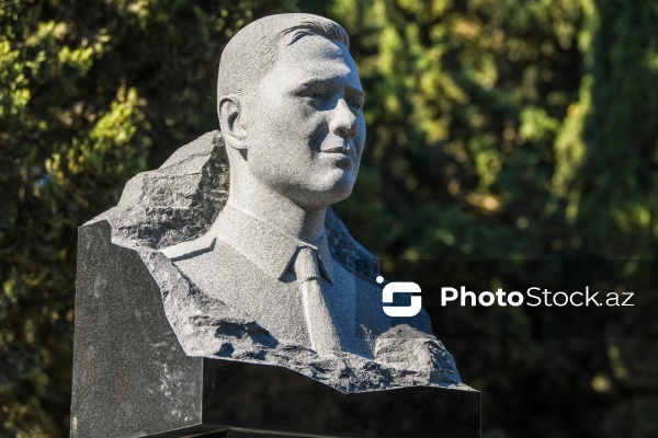 Aleksandr Kalyaninovun II Fəxri xiyabanda yerləşən büstü