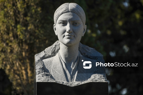 Hökumə Əliyevanın II Fəxri xiyabanda yerləşən büstü