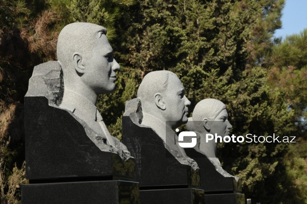 Təyyarə qəzasında həlak olan ekipaj üzvlərinin büstü qoyuldu