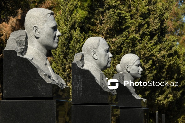 Təyyarə qəzasında həlak olan ekipaj üzvlərinin büstü qoyuldu