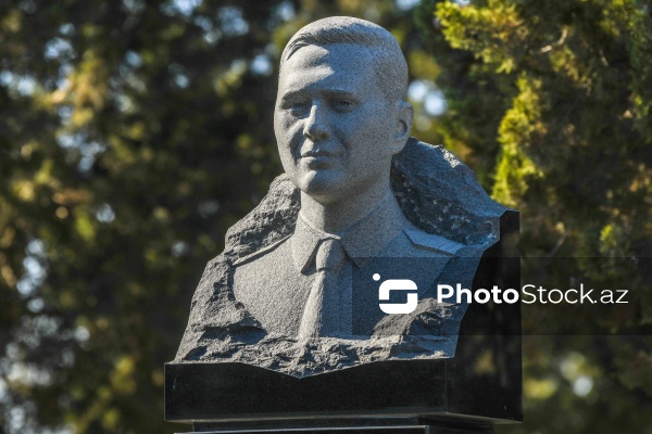 Aleksandr Kalyaninovun II Fəxri xiyabanda yerləşən büstü