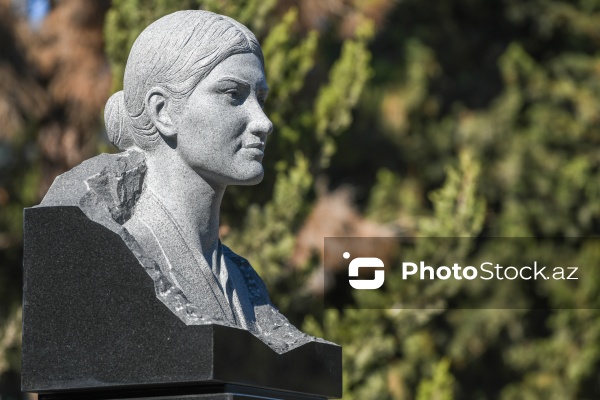 Hökumə Əliyevanın II Fəxri xiyabanda yerləşən büstü