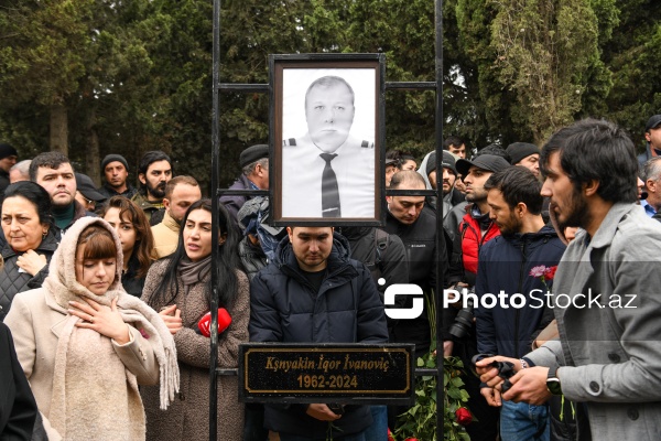 Təyyarə qəzasında həlak olan ekipaj üzvlərinin dəfn mərasimi