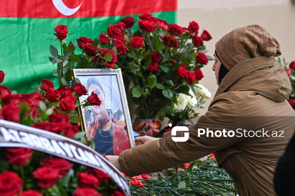 Təyyarə qəzasında həlak olan Hökümə Əliyevanın evinin önü