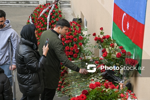 Təyyarə qəzasında həlak olan Hökümə Əliyevanın evinin önü