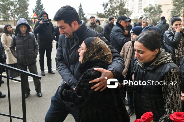 Təyyarə qəzasında həlak olan Hökümə Əliyevanın evinin önü