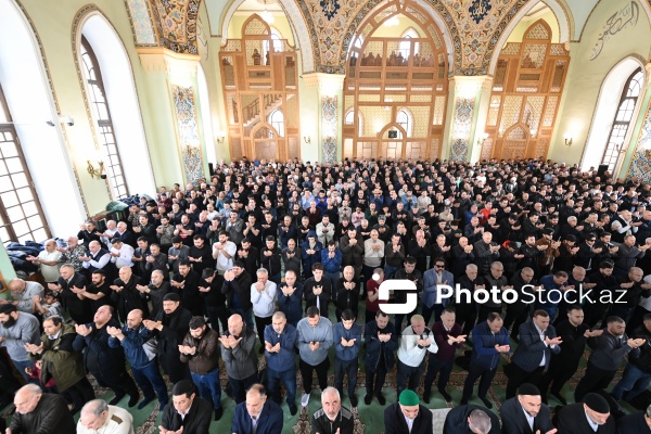 Təzəpir məscidində qılınan Ramazan ayının bayram namazı