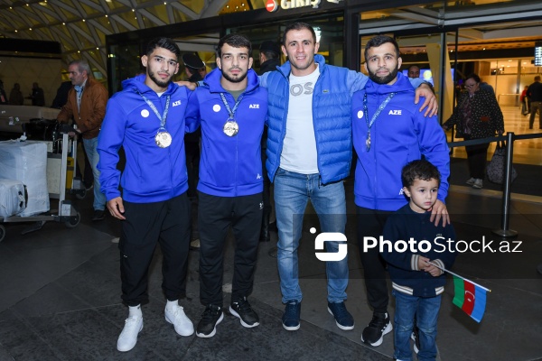 Dünya çempionatında qızıl medal alan Azərbaycan güləşçiləri Vətənə qayıdıblar