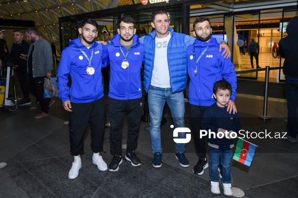 Dünya çempionatında qızıl medal alan Azərbaycan güləşçiləri Vətənə qayıdıblar