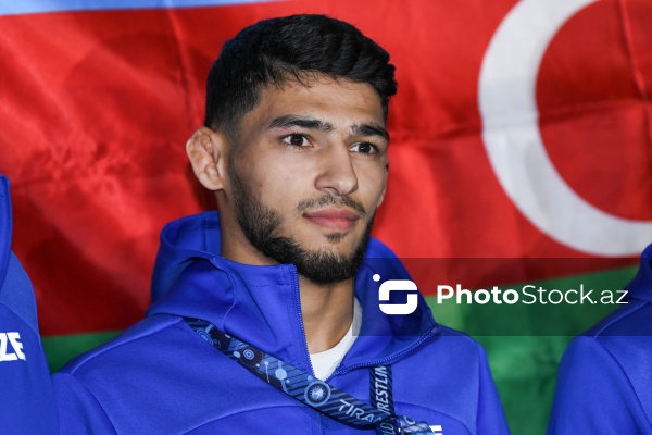 Dünya çempionatında qızıl medal alan Azərbaycan güləşçiləri Vətənə qayıdıblar